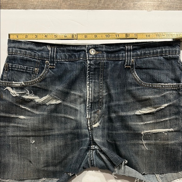 Levi’s Distressed Denim cut off Jean Shorts raw edge Size 34” - Picture 8 of 9